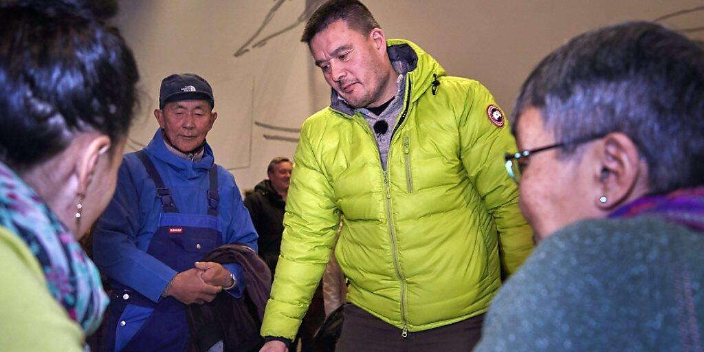 Das während der Corona-Krise für Grönlands Hauptstadt Nuuk beschlossene Alkoholverbot soll nach den Worten von Regierungschef Kim Kielsen (Mitte) Kinder vor Gewalt schützen. (Archivbild) Das während der Corona-Krise für Grönlands Hauptstadt Nuuk beschlossene Alkoholverbot soll nach den Worten von Regierungschef Kim Kielsen (Mitte) Kinder vor Gewalt schützen. (Archivbild)