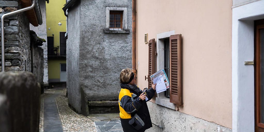 Pöstlerin in Moghegno im Kanton Tessin: Schon heute können Post-Kunden mit Hausservice ihre Rechnungen beim Briefträger bar bezahlen. Das Angebot wird von einer "kleinen Gruppe" genutzt. (Archivbild) Pöstlerin in Moghegno im Kanton Tessin: Schon heute können Post-Kunden mit Hausservice ihre Rechnungen beim Briefträger bar bezahlen. Das Angebot wird von einer "kleinen Gruppe" genutzt. (Archivbild)