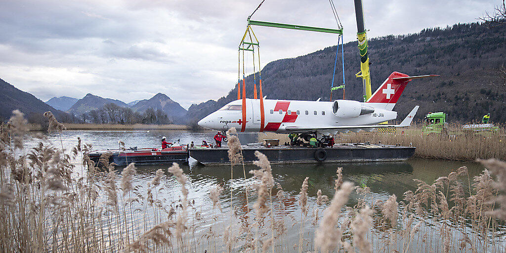 Der Rega Ambulanzjet CL-604 tritt seine letzte Reise an: Auf dem Seeweg wurde er vom Flugplatz Alpnach über den Vierwaldstättersee nach Luzern ins Verkehrshaus transportiert.