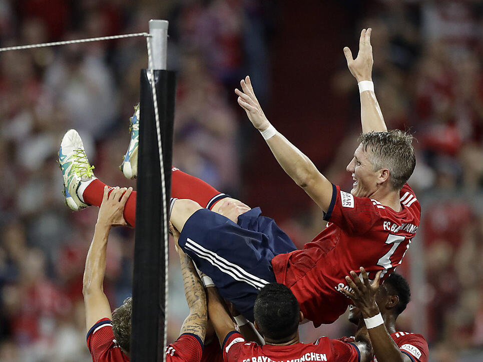 Bastian Schweinsteiger lässt sich nach seinem Tor von seinen ehemaligen Mitspielern feiern