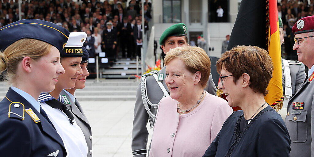Die deutsche Kanzlerin Merkel und die neue Verteidigungsministerin Kramp-Karrenbauer begrüssen Rekrutinnen und Rekruten.