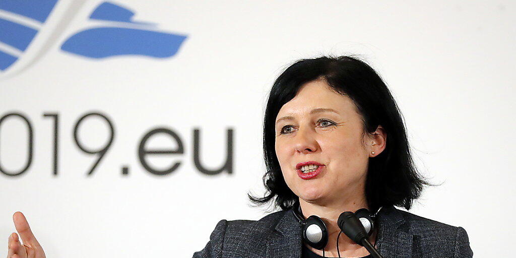 EU-Justizkommissarin Vera Jourova hat am Mittwoch in Strassburg die neue Geldwäscherei-Liste der EU vorgestellt. Insgesamt sind 23 Länder und Gebietskörperschaften gelistet - nicht aber die Schweiz. (Archiv)