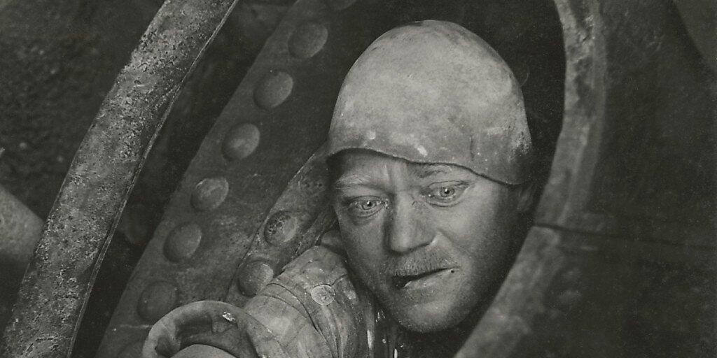 Die Fotografie "Arbeit im Kessel" (1935) ist in der Fotostiftung Schweiz in der Ausstellung "Jakob Tuggener - Maschinenzeit" zu sehen. Die Ausstellung dauert vom 21. Oktober 2017 bis 28. Januar 2018.