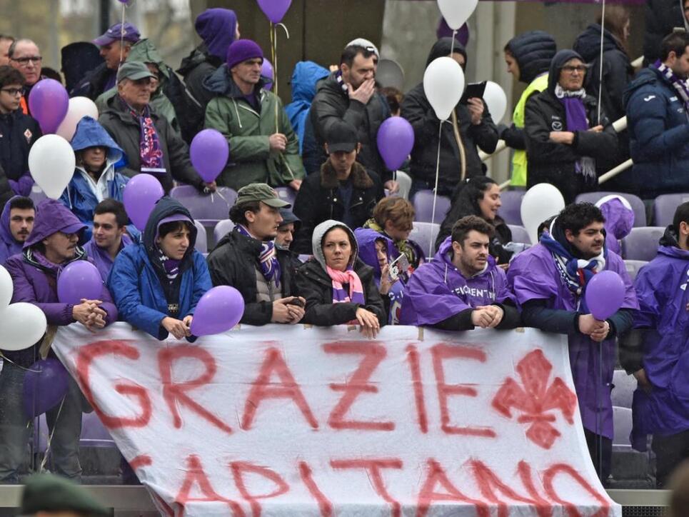 Fans halten vor dem Spiel Fiorentina - Benevento ein Banner für den verstorbenen Fiorentina-Captain Davide Astori