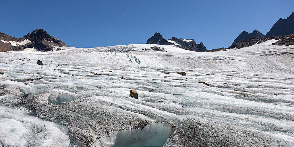 Zum Beispiel Gletscherschmelze: Die meisten Menschen in der Schweiz nehmen den Klimawandel wahr, wie eine Umfrage zeigt. (Themenbild)