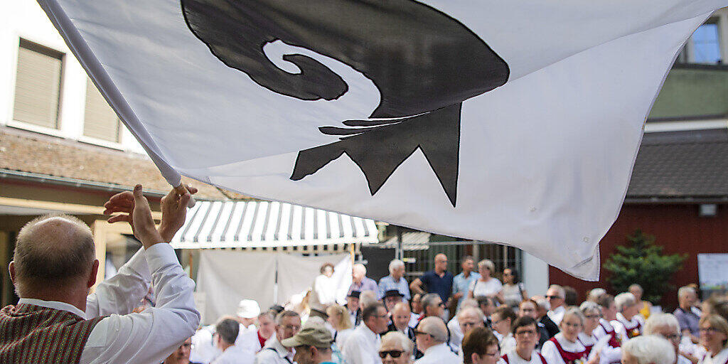 Das auf Ende Juni geplante Eidgenössische Jodlerfest in Basel muss um ein Jahr verschoben werden. Das Bild zeigt einen Fahnenschwinger an einem Medienanlass im Juni 2019.