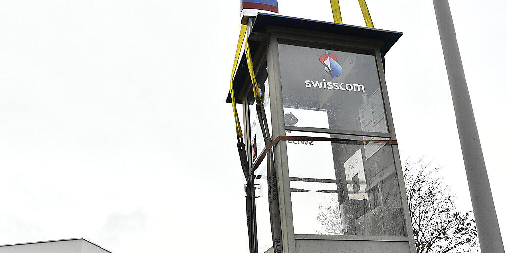Auf dem Weg ins Museum: Die letzte von Swisscom betriebene Telefonkabine wurde in Baden AG abtransportiert.