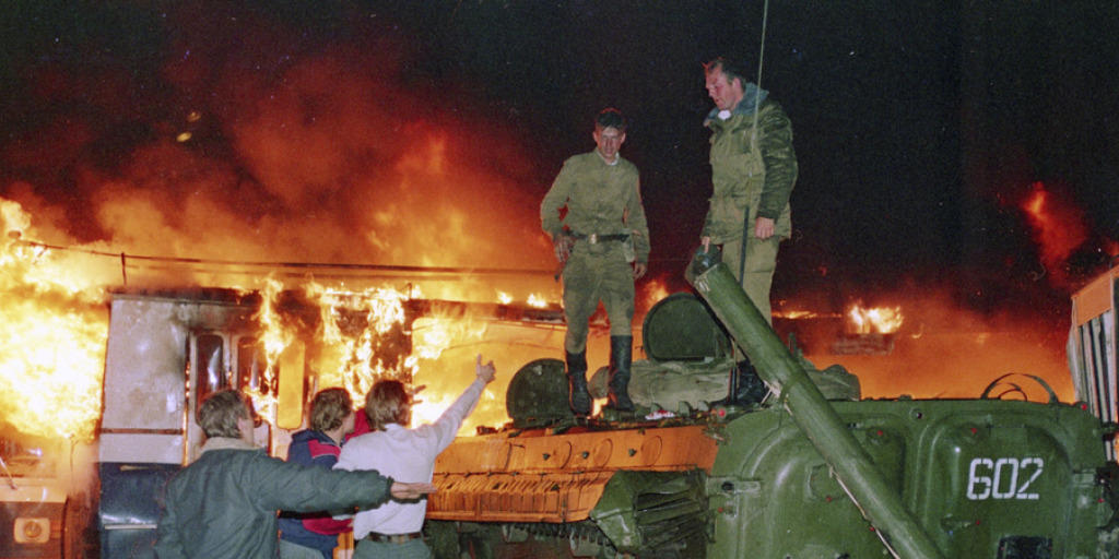 Der Coup scheiterte auch, weil die Putschisten weite Teile der Bevölkerung nicht hinter sich wussten. Hier versperrten Gegendemonstranten den Ausgang einer Militärkaserne mit einem brennenden Bus. (Archiv)