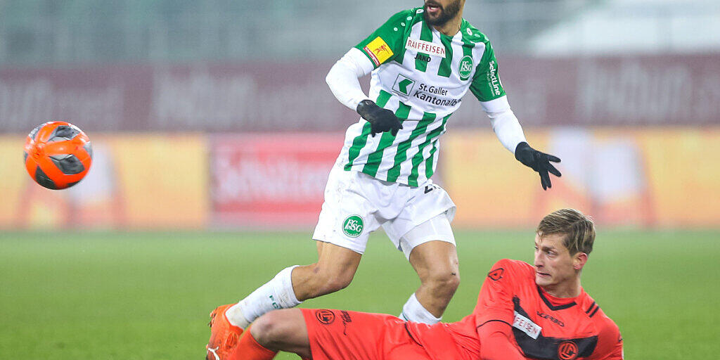St. Gallens Victor Ruiz (stehend), hier im Kampf um den Ball mit Luganos Roman Macek, ist positiv auf Covid-19 getestet