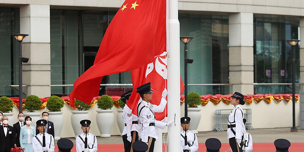 China begeht den 23. Jahrestag der Rückgabe Hongkongs an China mit einer Zeremonie am Hongkonger Hafen.