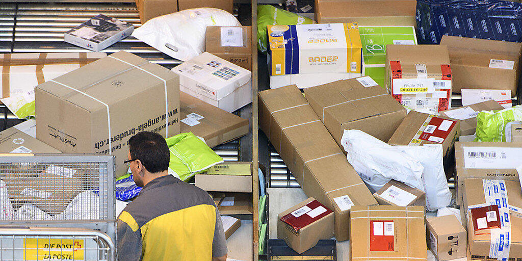 In den Paketzentren der Post wird alles vollautomatisch sortiert: Blick ins Paketzentrum Daillens VD. (Archivbild)