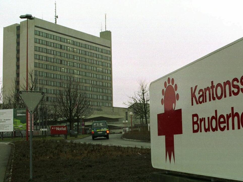 Das Bruderholzspital in Binningen BL ist ein Zankapfel bei der geplanten Fusion der Kantonsspitäler von Basel-Stadt und Basel-Landschaft. Der Landkanton will das veraltete Spital abreissen und durch eine Tagesklinik ersetzen; für die Linke im Stadtkanton ist der Standort überflüssig. (Archivbild)