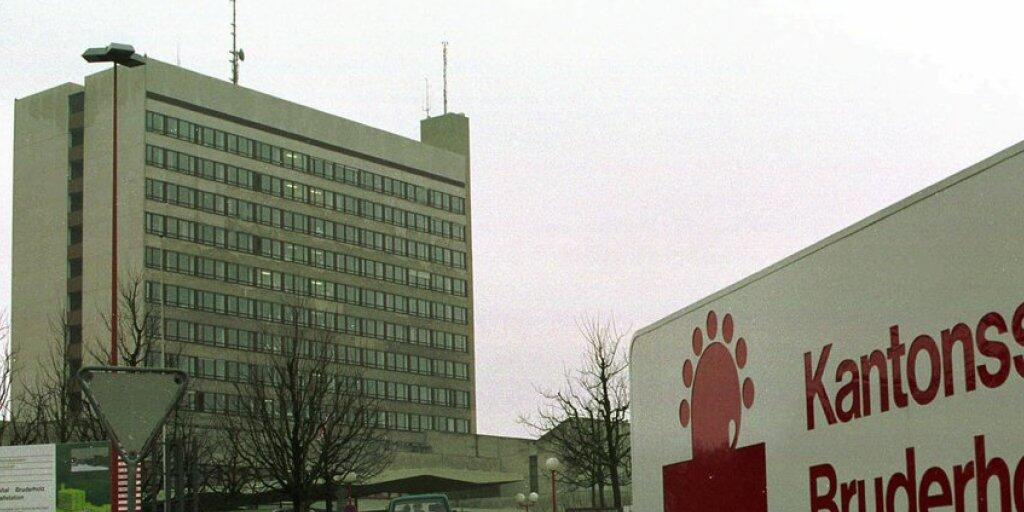 Das Bruderholzspital in Binningen BL ist ein Zankapfel bei der geplanten Fusion der Kantonsspitäler von Basel-Stadt und Basel-Landschaft. Der Landkanton will das veraltete Spital abreissen und durch eine Tagesklinik ersetzen; für die Linke im Stadtkanton ist der Standort überflüssig. (Archivbild)