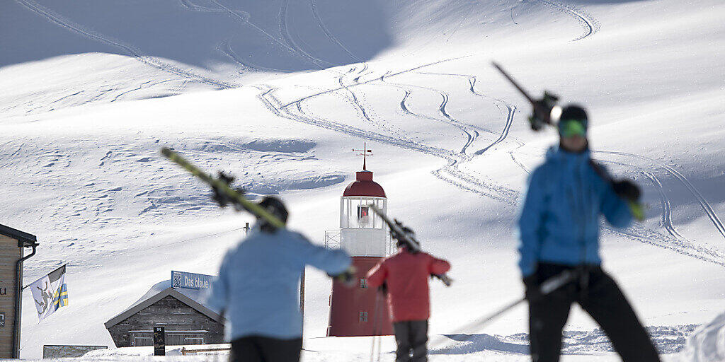 Immer mehr Skifahrer mieten für den Spass im Schnee die Skiausrüstung anstatt sich Skis oder Skischuhe zu kaufen.(Symbolbild)