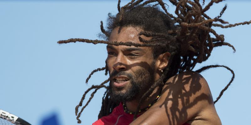 Begeistert mit seiner Haarpracht und seinem Angriffsspiel: Dustin Brown steht in Gstaad erstmals im Viertelfinal Begeistert mit seiner Haarpracht und seinem Angriffsspiel: Dustin Brown steht in Gstaad erstmals im Viertelfinal