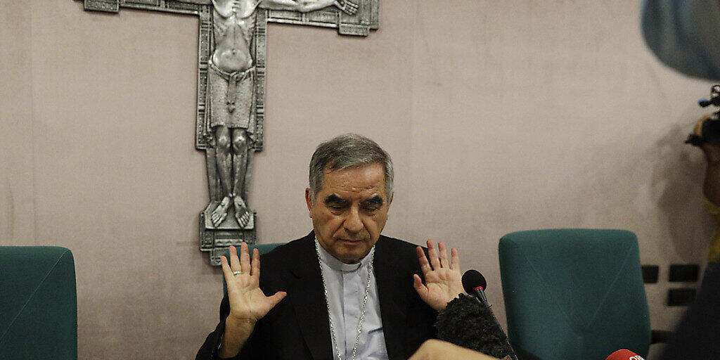 ARCHIV - Kardinal Angelo Becciu spricht während einer Pressekonferenz mit Journalisten. Fachleute des Moneyval genannten Ausschusses begutachten seit einiger Zeit das Vorgehen des Kirchenstaates gegen Geldwäsche und andere kriminelle Finanztransaktionen. Foto: Gregorio Borgia/AP/dpa