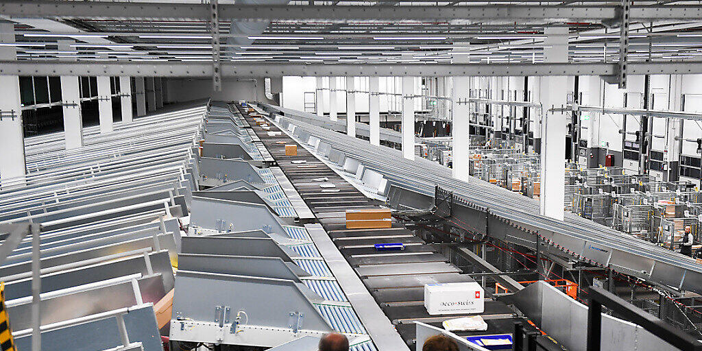 Im neuen Paketzentrum der Post in Cadenazzo TI werden ab sofort 8000 Pakete pro Stunde sortiert.