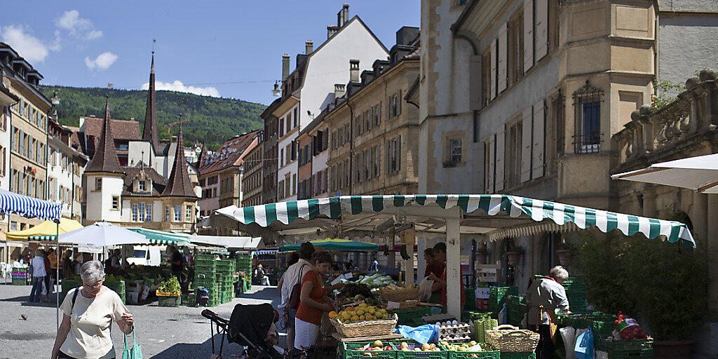 Gemüsemarkt in Neuenburg: Der Kantonshauptort gehört für Händlerinnen und Händler zu den günstigsten in der ganzen Schweiz. (Archiv)