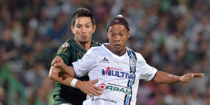 Von Mexiko zurück nach Brasilien: Ronaldinho (rechts)