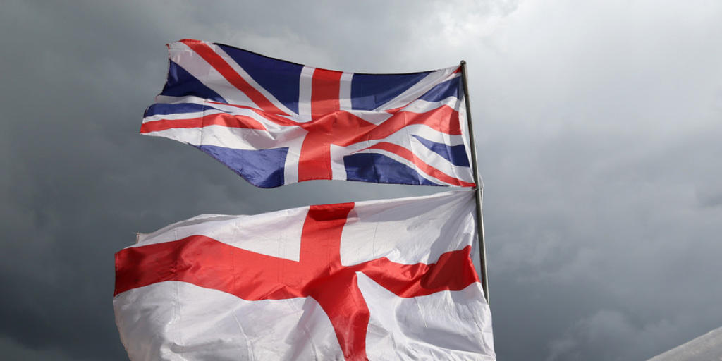Keine Europa-Fahne: Grossbritannien verzichtet auf die turnusmässige EU-Ratspräsidentschaft im zweiten Halbjahr 2017. (Symbolbild mit der britischen und der englischen Fahne) Keine Europa-Fahne: Grossbritannien verzichtet auf die turnusmässige EU-Ratspräsidentschaft im zweiten Halbjahr 2017. (Symbolbild mit der britischen und der englischen Fahne)