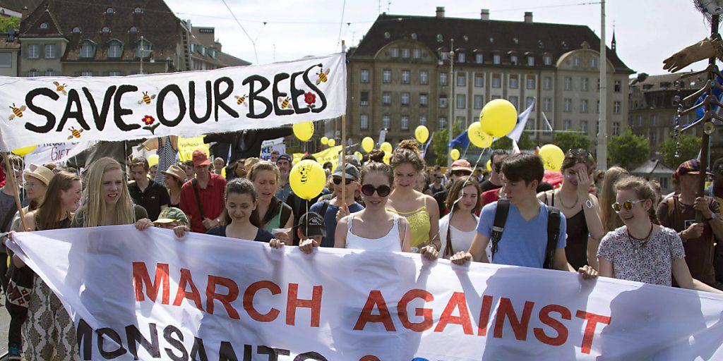 Rund 2000 Personen demonstrieren in Basel gegen Agrochemiekonzerne.