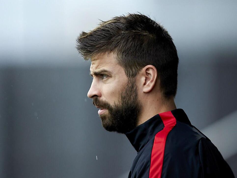 Barcelonas nachdenklicher Gerard Piqué spielt vorderhand weiter für Spanien