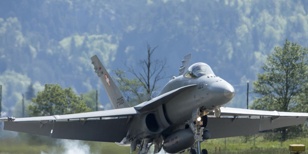 Eine F/A-18 der Schweizer Luftwaffe - ihren Lärm hörten sich Bundesverwaltungsrichter am Dienstag im Berner Oberland an. (Archivbild)