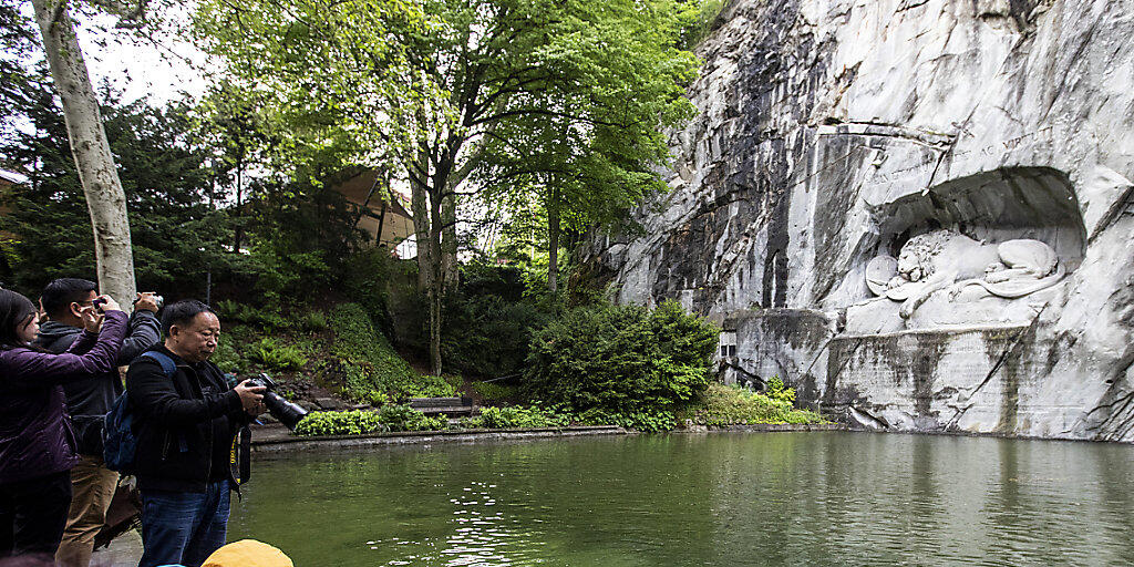 Für viele Touristen ein beliebtes Fotosujet: Die Unterwasserfotografin Heidi Hostettler testet ihren Tauchgang im Teich vor dem Luzerner Löwendenkmal. Für viele Touristen ein beliebtes Fotosujet: Die Unterwasserfotografin Heidi Hostettler testet ihren Tauchgang im Teich vor dem Luzerner Löwendenkmal.