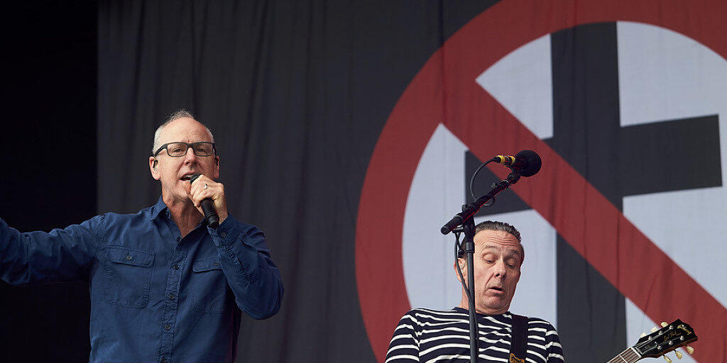 Vielleicht hören die Menschen ja auf Bad Religion: Die US-Punkrockband um Sänger Greg Graffin (links) veröffentlicht am Freitag eine fadengerade Gesellschaftsanalyse in Form eines neuen Albums. Vielleicht hören die Menschen ja auf Bad Religion: Die US-Punkrockband um Sänger Greg Graffin (links) veröffentlicht am Freitag eine fadengerade Gesellschaftsanalyse in Form eines neuen Albums.