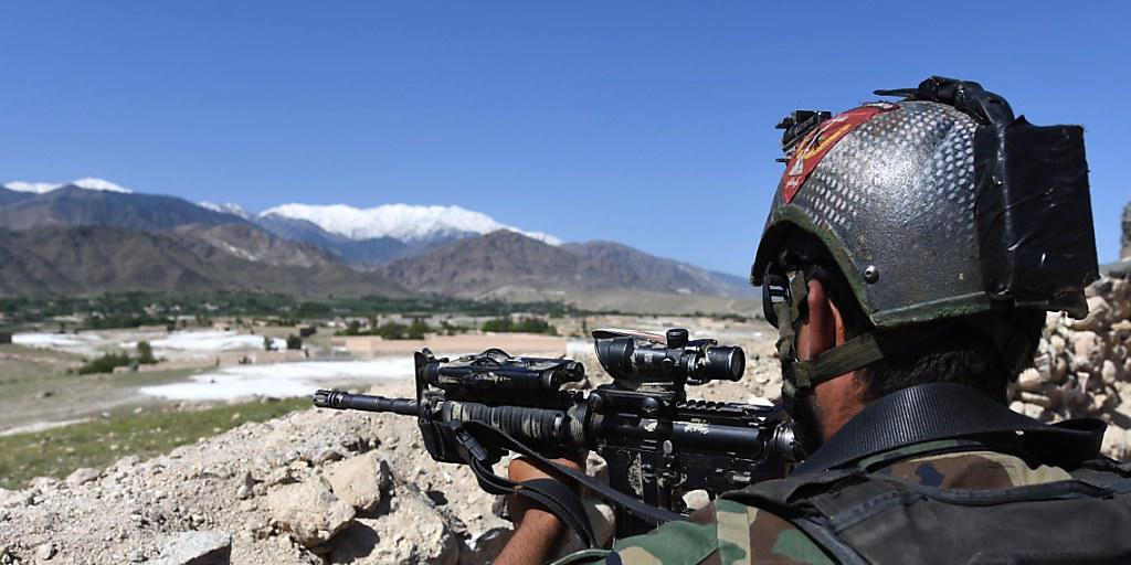 Ein afghanischer Soldat in der Nähe der Abwurfstelle der riesigen Bombe.