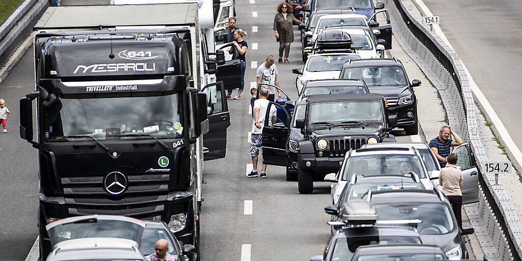 Die Autobahnen in der Schweiz stossen regelmässig an ihre Kapazitätsgrenzen. 2018 ging die Zahl der Staustunden allerdings erstmals seit längerer Zeit etwas zurück. (Archivbild)