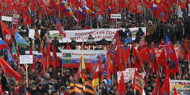 Zehntausende demonstrieren in Moskau mit Flaggen und Plakaten