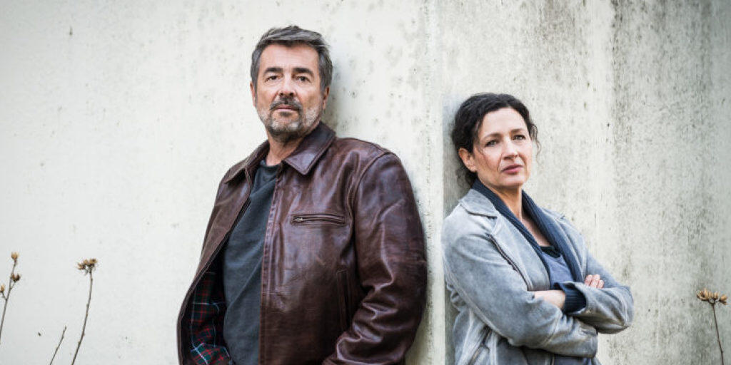 Dumm gelaufen: In der Tatort-Folge "Friss oder stirb" vom 30. Dezember werden die Ermittler Reto Flückiger (Stefan Gubser) und Liz Ritschard (Delia Mayer) Opfer einer Geiselnahme. (SRF) Dumm gelaufen: In der Tatort-Folge "Friss oder stirb" vom 30. Dezember werden die Ermittler Reto Flückiger (Stefan Gubser) und Liz Ritschard (Delia Mayer) Opfer einer Geiselnahme. (SRF)