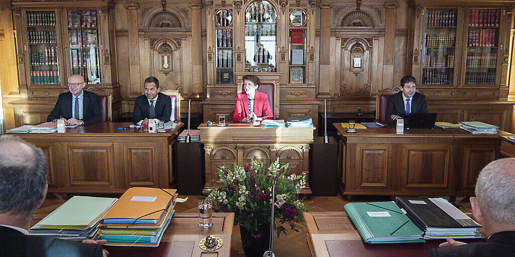 Als Bundespräsidentin leitet Simonetta Sommaruga (Mitte) die Bundesratssitzungen. An der ersten Sitzung des Jahres hat die Landesregierung die Abstimmungsvorlagen für den Urnengang vom 17. Mai 2020 festgelegt. Als Bundespräsidentin leitet Simonetta Sommaruga (Mitte) die Bundesratssitzungen. An der ersten Sitzung des Jahres hat die Landesregierung die Abstimmungsvorlagen für den Urnengang vom 17. Mai 2020 festgelegt.