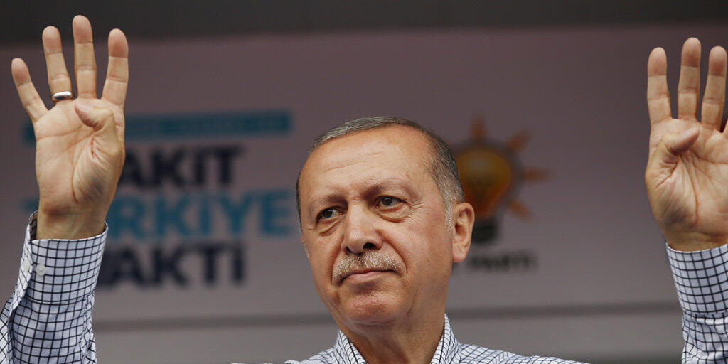 Der türkische Präsident, Recep Tayyip Erdogan, hat am Samstag einen Angriff seines Militärs auf PKK-Mitglieder im Nord-Irak bekanntgegeben.