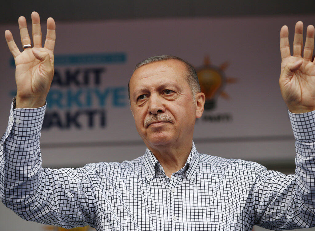 Der türkische Präsident, Recep Tayyip Erdogan, hat am Samstag einen Angriff seines Militärs auf PKK-Mitglieder im Nord-Irak bekanntgegeben. Der türkische Präsident, Recep Tayyip Erdogan, hat am Samstag einen Angriff seines Militärs auf PKK-Mitglieder im Nord-Irak bekanntgegeben.