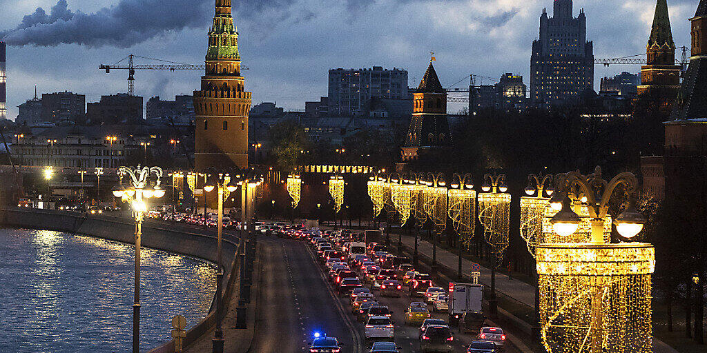 Autos stehen in einem Stau am Ufer der Moskwa neben dem Moskauer Kreml. Foto: Pavel Golovkin/AP/dpa Autos stehen in einem Stau am Ufer der Moskwa neben dem Moskauer Kreml. Foto: Pavel Golovkin/AP/dpa