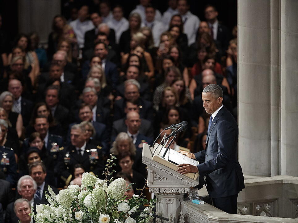 Die früheren US-Präsidenten Obama und Bush waren auf persönlichen Wunsch McCains als Trauerredner zu der Zeremonie geladen worden. Nicht eingeladen war dagegen US-Präsident Trump.