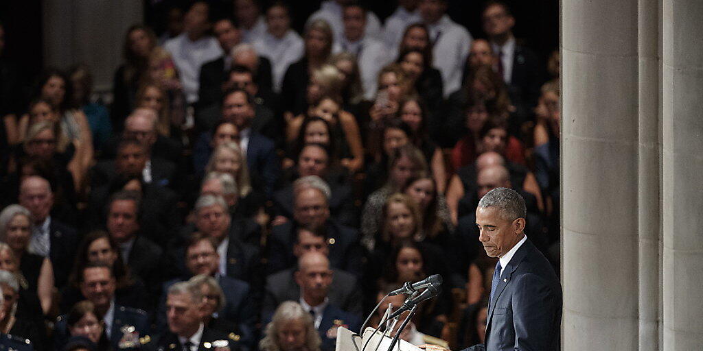 Die früheren US-Präsidenten Obama und Bush waren auf persönlichen Wunsch McCains als Trauerredner zu der Zeremonie geladen worden. Nicht eingeladen war dagegen US-Präsident Trump.
