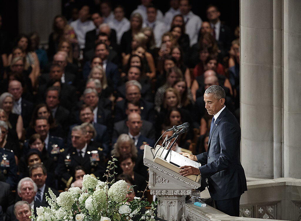 Die früheren US-Präsidenten Obama und Bush waren auf persönlichen Wunsch McCains als Trauerredner zu der Zeremonie geladen worden. Nicht eingeladen war dagegen US-Präsident Trump. Die früheren US-Präsidenten Obama und Bush waren auf persönlichen Wunsch McCains als Trauerredner zu der Zeremonie geladen worden. Nicht eingeladen war dagegen US-Präsident Trump.
