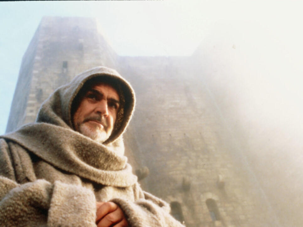 Sean Connery in "Der Name der Rose" vor dem Kloster Sacra di San Michele bei Sant'Ambrogio di Torino. Das Gebäude wurde in der Nacht von Mittwoch auf Donnerstag durch ein Feuer schwer beschädigt. (Pressebild)