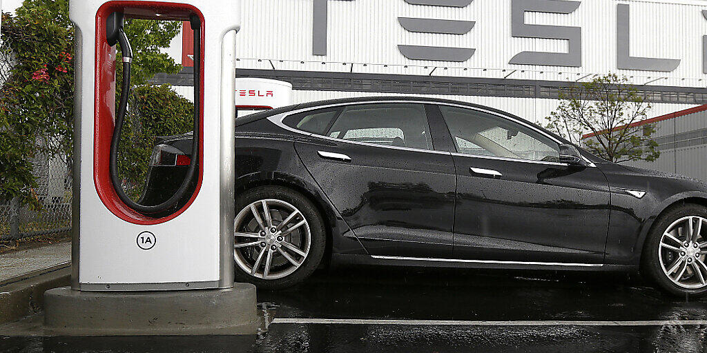 Der US-Elektroauto-Konzern Tesla lässt eine Klage gegen einen Bezirk in Kalifornien im Zusammenhang mit dem Coronavirus fallen. Der Richter hat daraufhin das Verfahren eingestellt. (Archivbild)