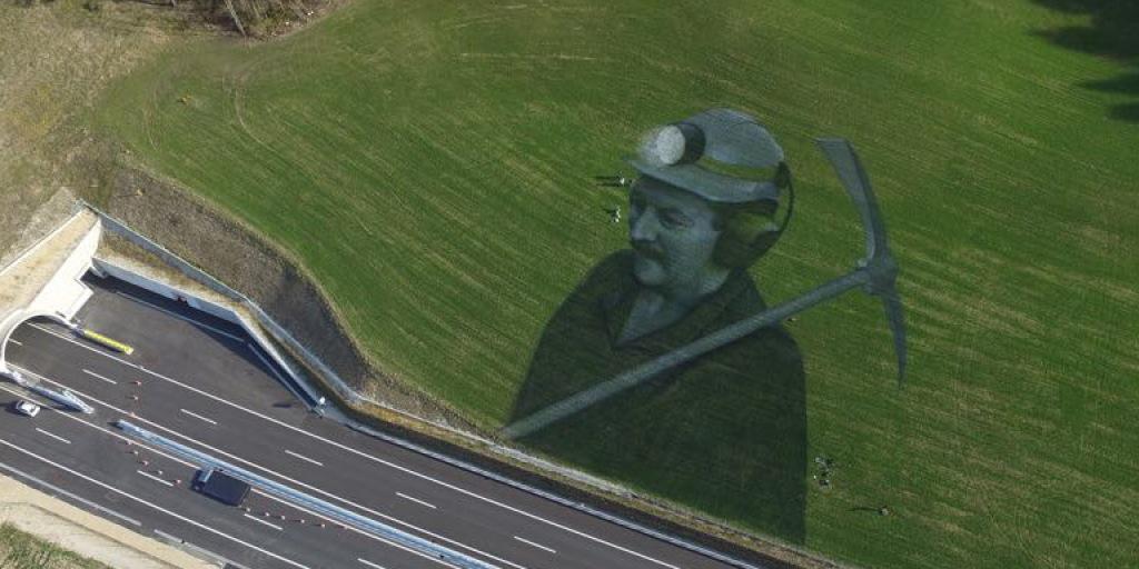 Mit dem Bild eines Bauarbeiters will Künstler Saype die Menschen würdigen, welche die Autobahn A16 bauten.