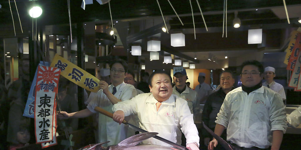 Kiyoshi Kimura mit seinem Thunfisch, den er zu Werbezwecken gekauft hat.