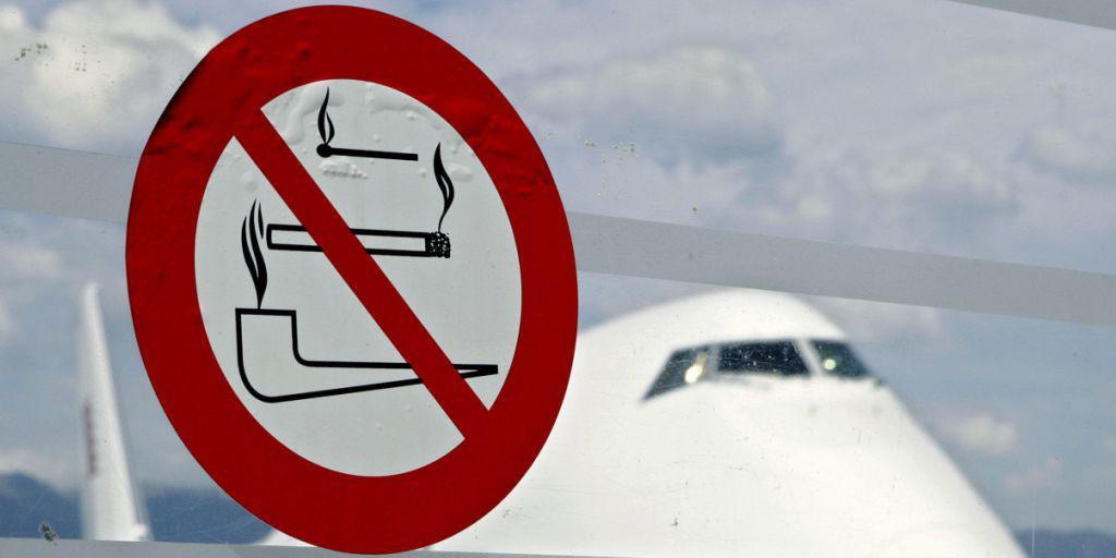 Für "Erstflieger" wichtig und soll Unverbesserliche abschrecken: Rauchverbots-Zeichen (Archiv). Für "Erstflieger" wichtig und soll Unverbesserliche abschrecken: Rauchverbots-Zeichen (Archiv).
