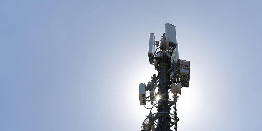 Tausende neue Mobilfunkantennen müssen in der Schweiz aufgestellt werden, um den neuen Standard 5G rasch einführen zu können. (Archivbild) Tausende neue Mobilfunkantennen müssen in der Schweiz aufgestellt werden, um den neuen Standard 5G rasch einführen zu können. (Archivbild)