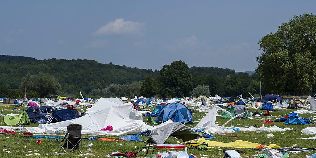 Auch nach dem Openair 2013, das puncto Besucherzahlen mit dem diesjährigen vergleichbar ist, blieb fast doppelt soviel Abfall liegen. Auch nach dem Openair 2013, das puncto Besucherzahlen mit dem diesjährigen vergleichbar ist, blieb fast doppelt soviel Abfall liegen.