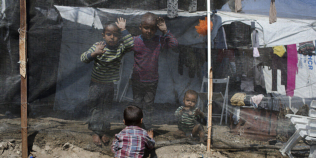 Kinder spielen in einem Flüchtlingscamp auf Lesbos. In den für insgesamt rund 6300 Menschen ausgelegten Registrierlagern auf den griechischen Inseln Lesbos, Chios, Samos, Leros und Kos leben bereits mehr als 20'000 Menschen. (Archivbild)