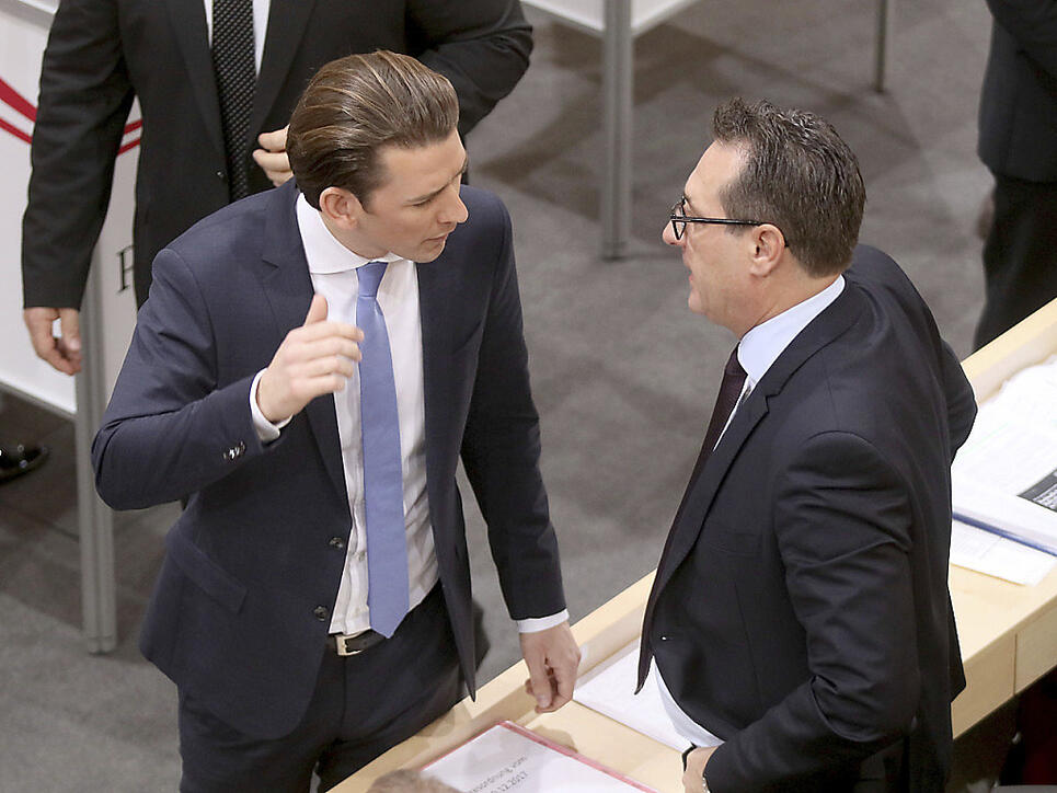 Kanzler Kurz (links) distanziert sich von antisemitischen ÖVP-Tendenzen (in einer Aufnahme mit ÖVP-Chef Strache im Parlament in Wien am 20. Dezember 2017).