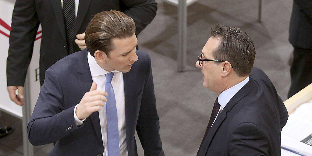 Kanzler Kurz (links) distanziert sich von antisemitischen ÖVP-Tendenzen (in einer Aufnahme mit ÖVP-Chef Strache im Parlament in Wien am 20. Dezember 2017).